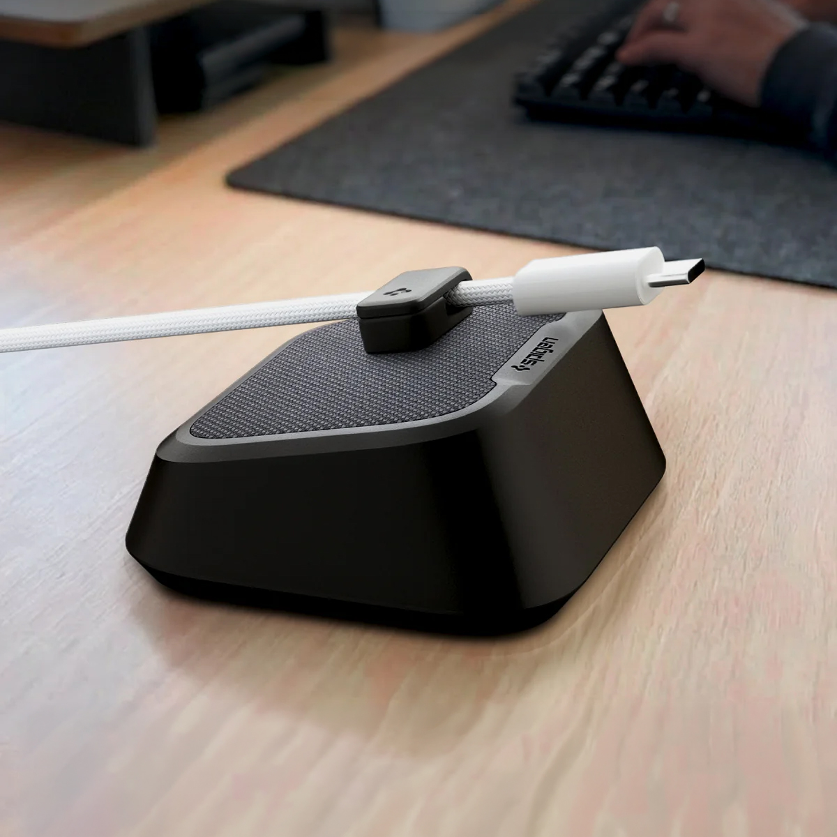 Spigen Magnetic Cable Holder, matowe minimalistyczne biurko porządek, silikonowy, czarny