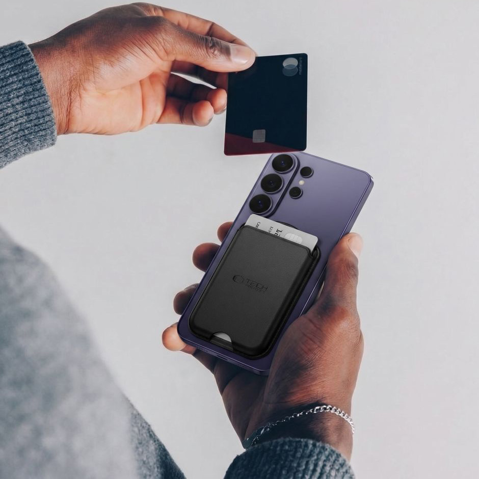Smukły portfel magnetyczny Tech-Protect CH02 MagWallet. Z lekkiego i trwałego tworzywa o strukturze włókna węglowego, posiada specjalny otwór ułatwiający szybki dostęp do kart, czarny