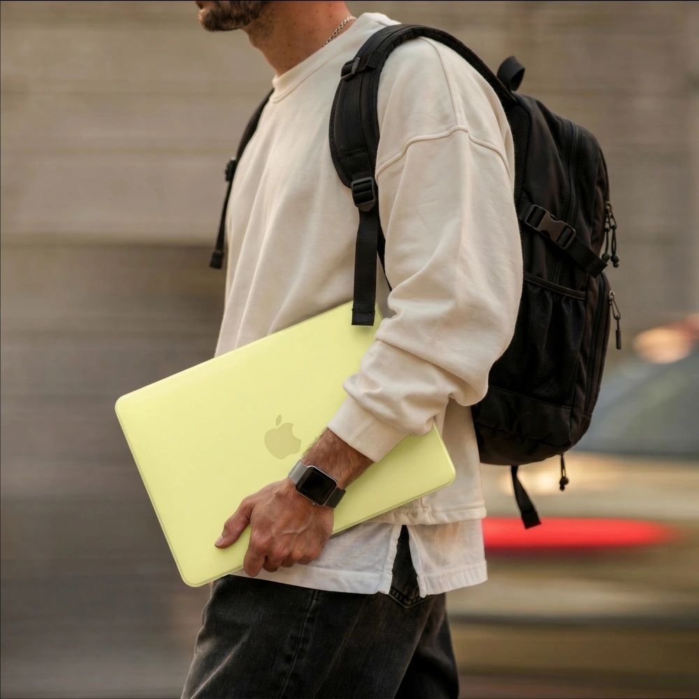 Etui ochronne Tech-Protect Softshell do MacBook Neo 13 A18 Pro 2026, matowe półprzezroczysto-żółte, stabilne gumowe nóżki i komfortowa obsługa