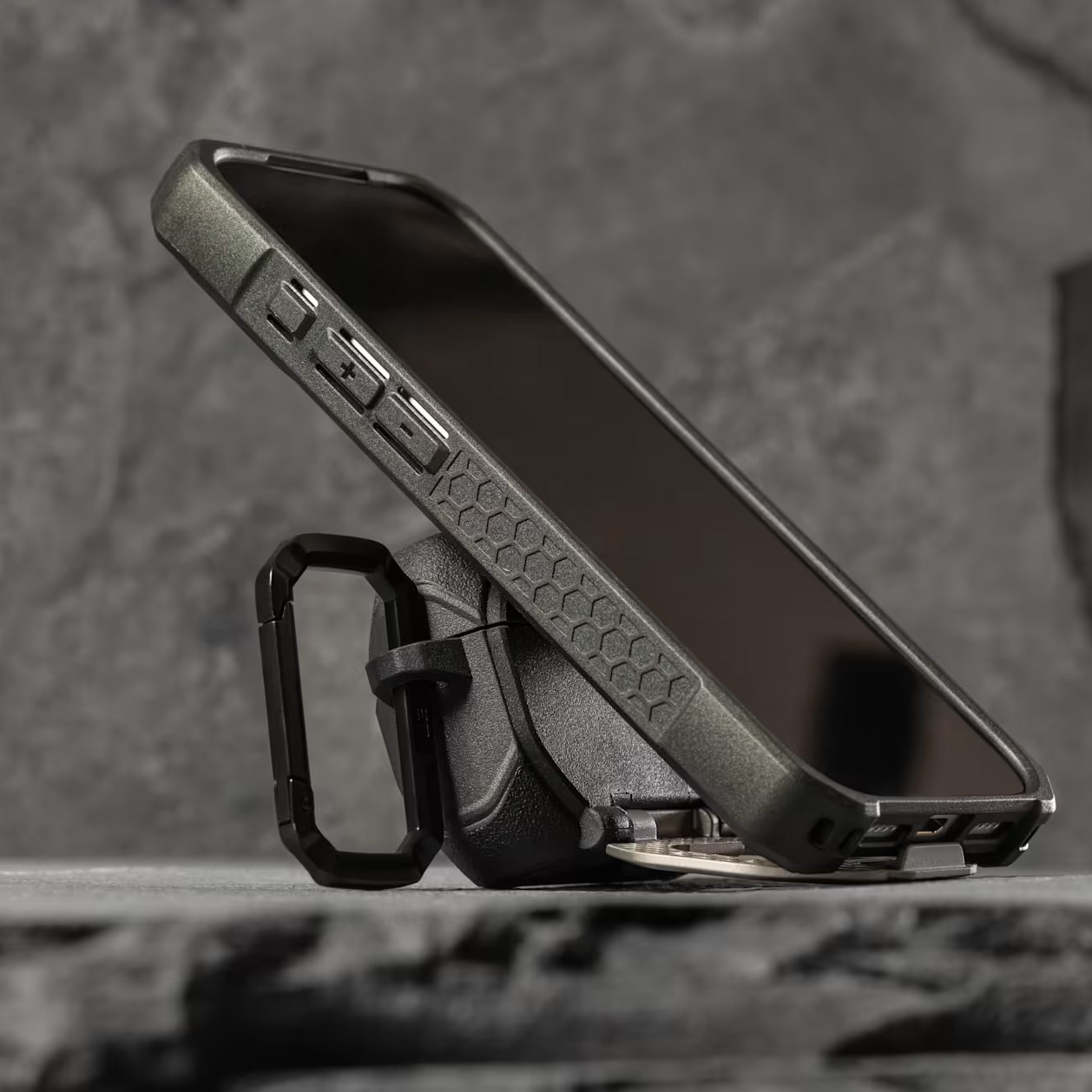 Wytrzymałe etui Urban Armor Gear Monarch do Apple AirPods Pro 3 (2025), konstrukcja PC + TPU, wireless charging, czarne