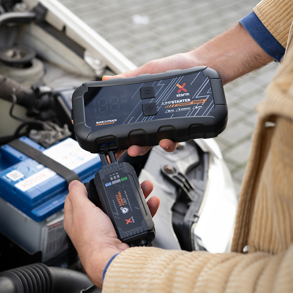 Xtorm Jumpstarter SuperBoost, wszechstronne ładowanie powerbank, jasna latarka awaryjna, czarna