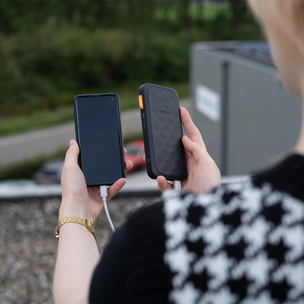 Xtorm Fuel Series 10000mAh, zabezpieczenia elektroniczne, trzy porty, szybkie ładowanie, czarne