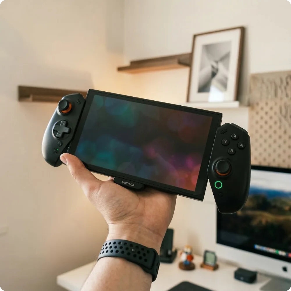 Kontroler YAXO Evo Deck do Nintendo Switch 2 trzymany w dłoni