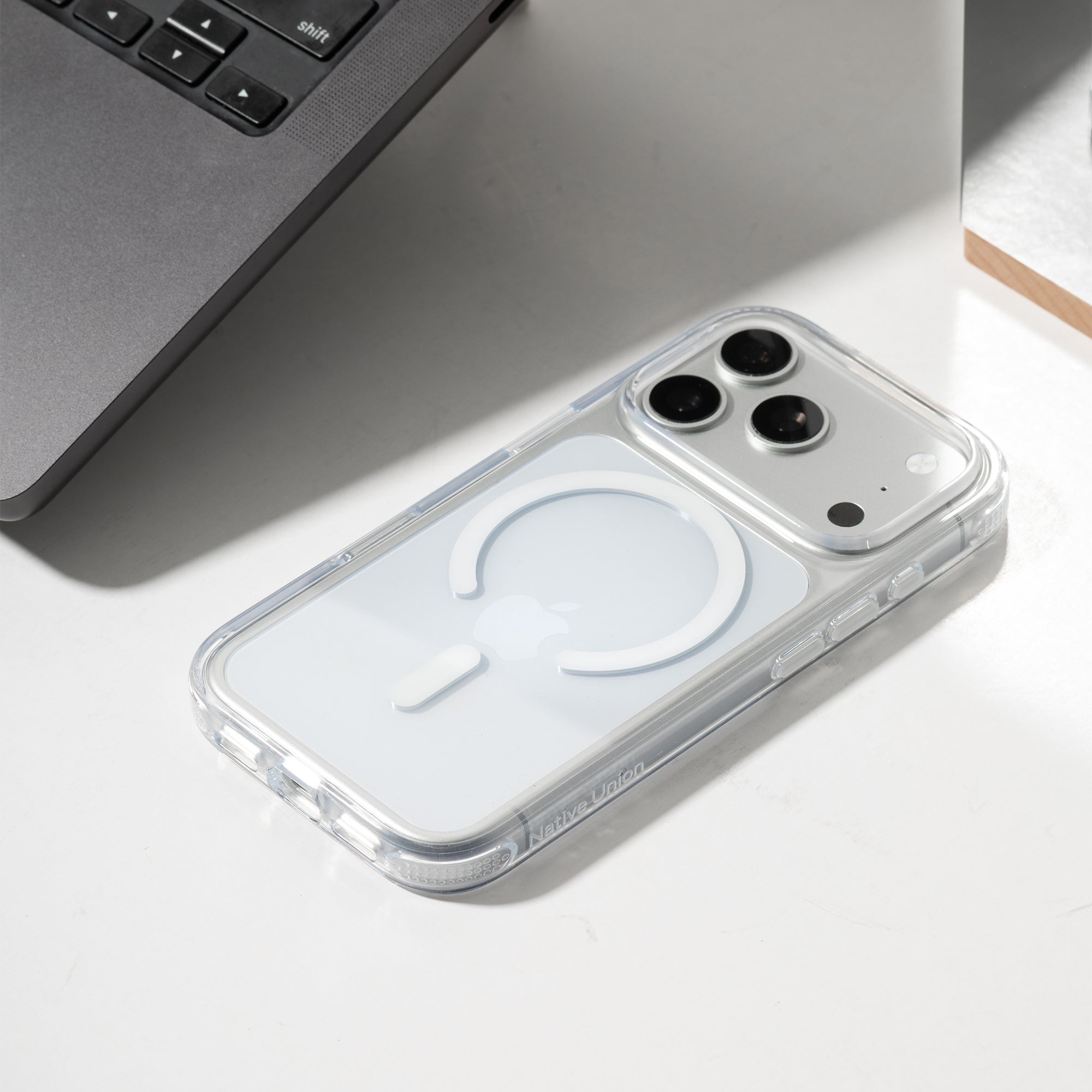 Ekologiczne etui Native Union (Re)Clear Case