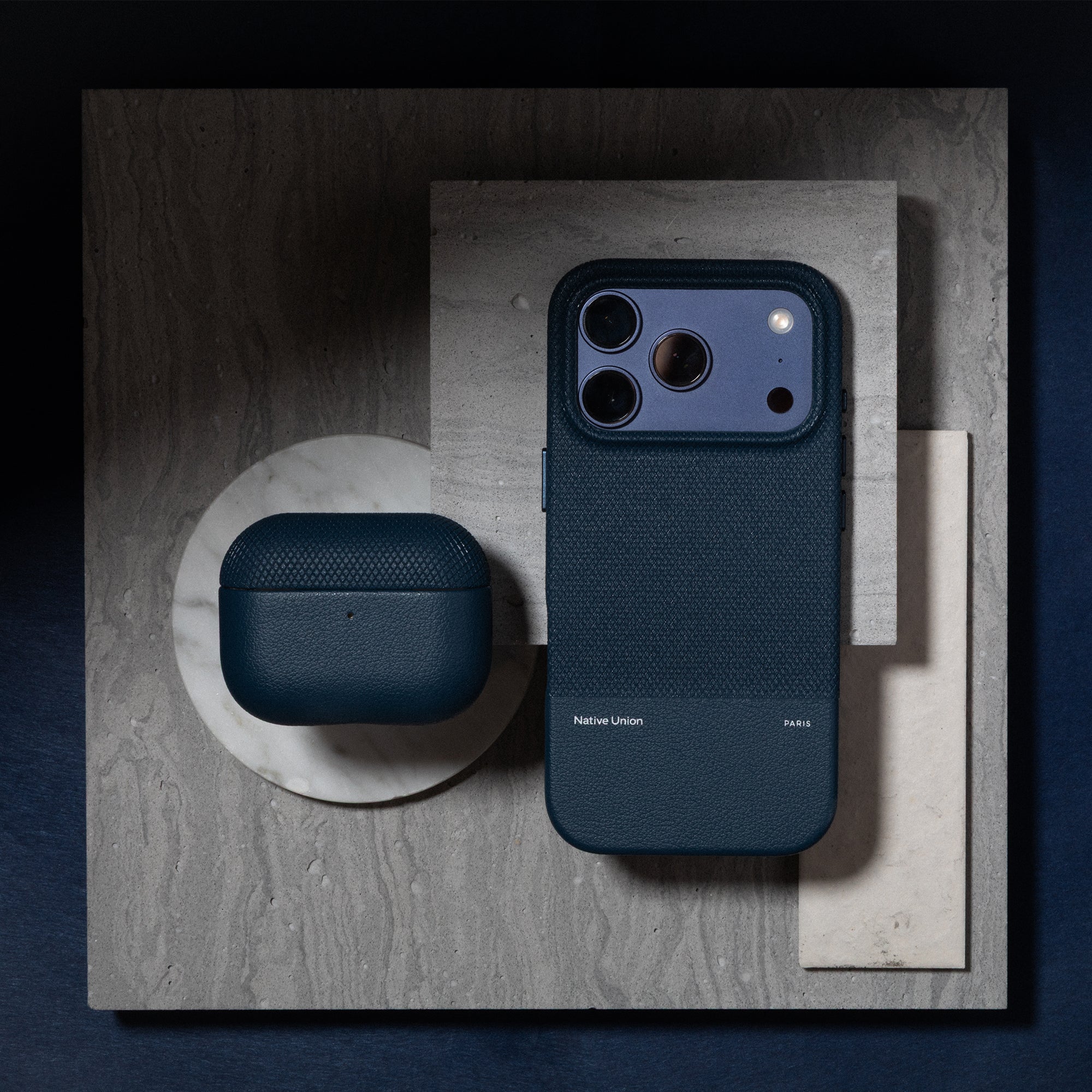 Ochronne właściwości etui Native Union (Re)Classic Case do iPhone 18 Pro Max, Navy (granatowy)