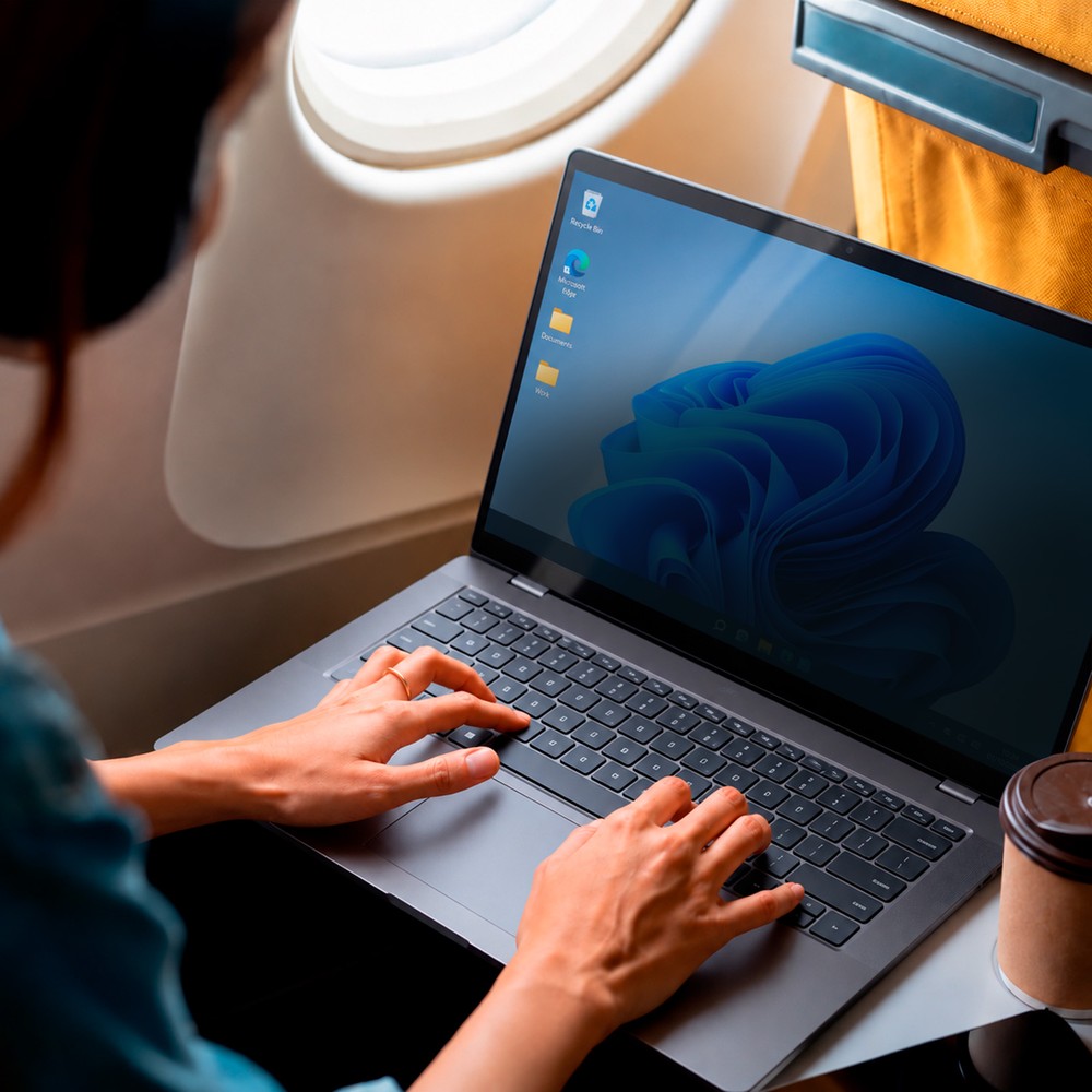 Efekt prywatności folii Doodroo Privacy na ekranie Apple MacBook Air 13.6 [M5] 2026 / [M4] 2025 / [M3] 2024 / [M2] 2022